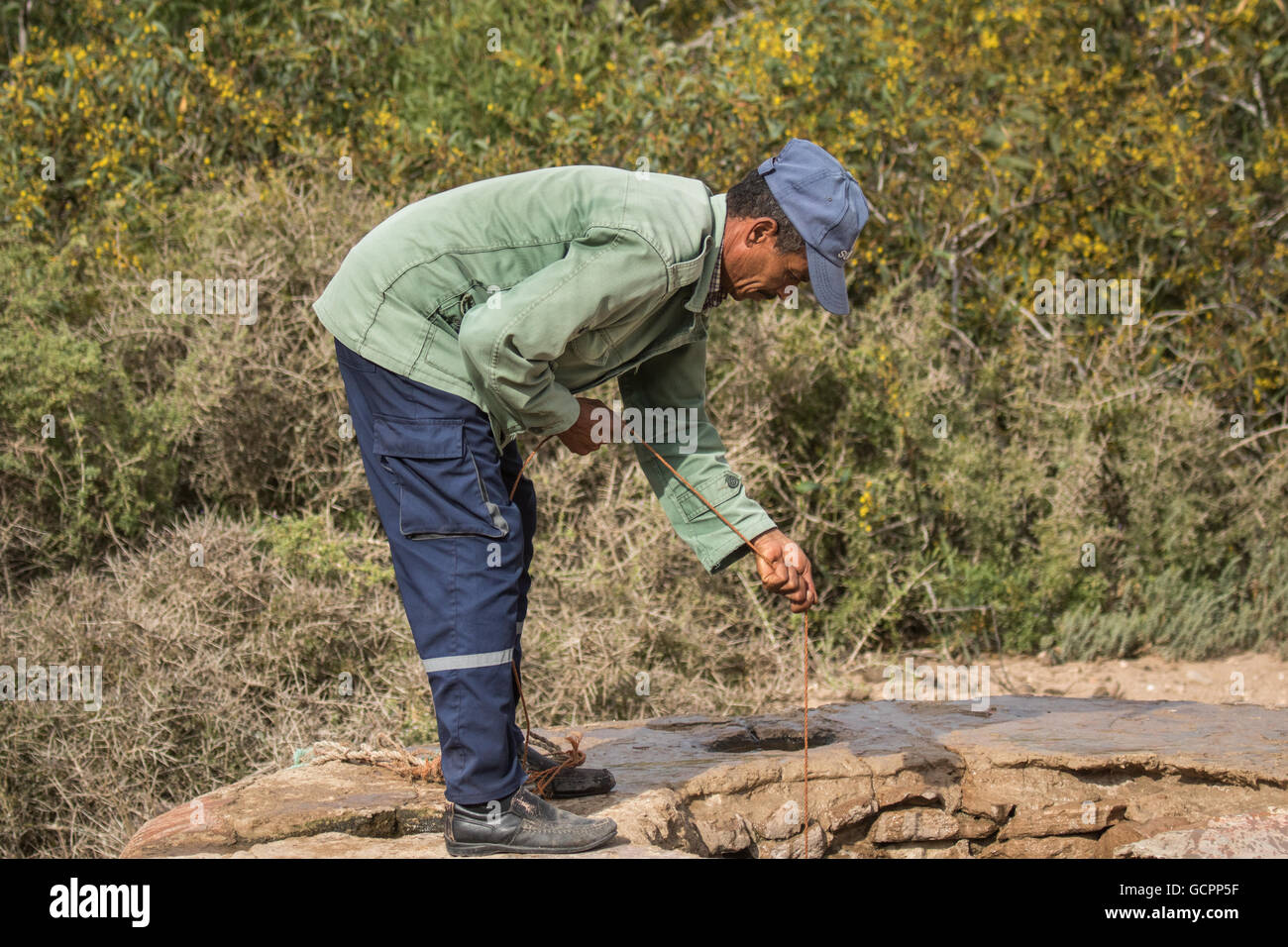 Des gardes du Parc National de Souss-Massa obtenir de l'eau d'un puits. Banque D'Images