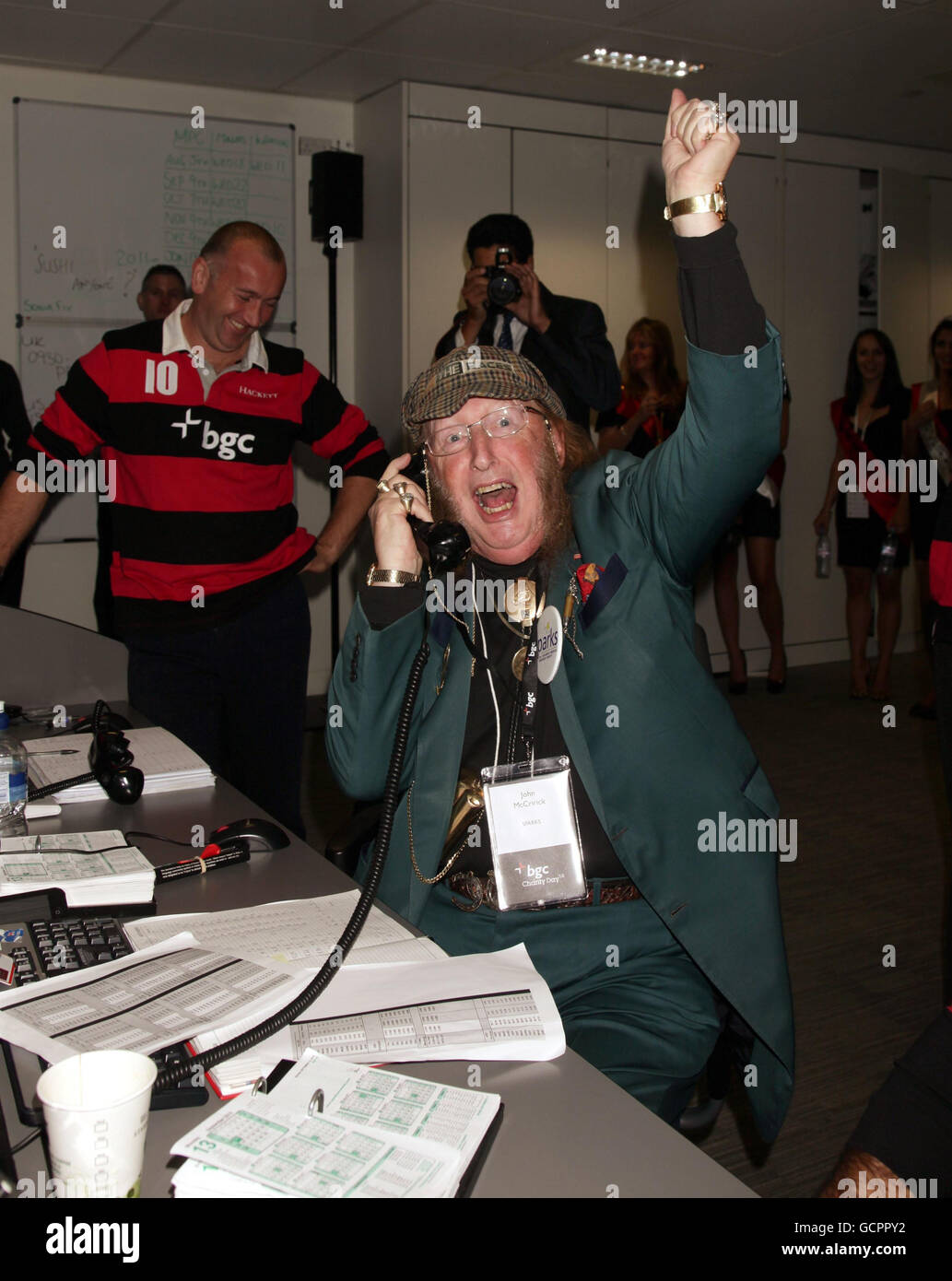 John McCririck sur la surface de vente lors de la 6e Journée annuelle de la Charité du partenaire BGC, à Churchill place, à Canary Wharf, dans l'est de Londres. Banque D'Images