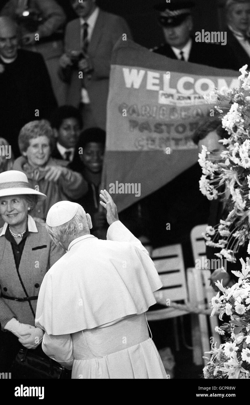 Le pape Jean-Paul II reconnaît la foule accueillante alors qu'il arrive à la gare Victoria pour sa visite pastorale de six jours. Banque D'Images