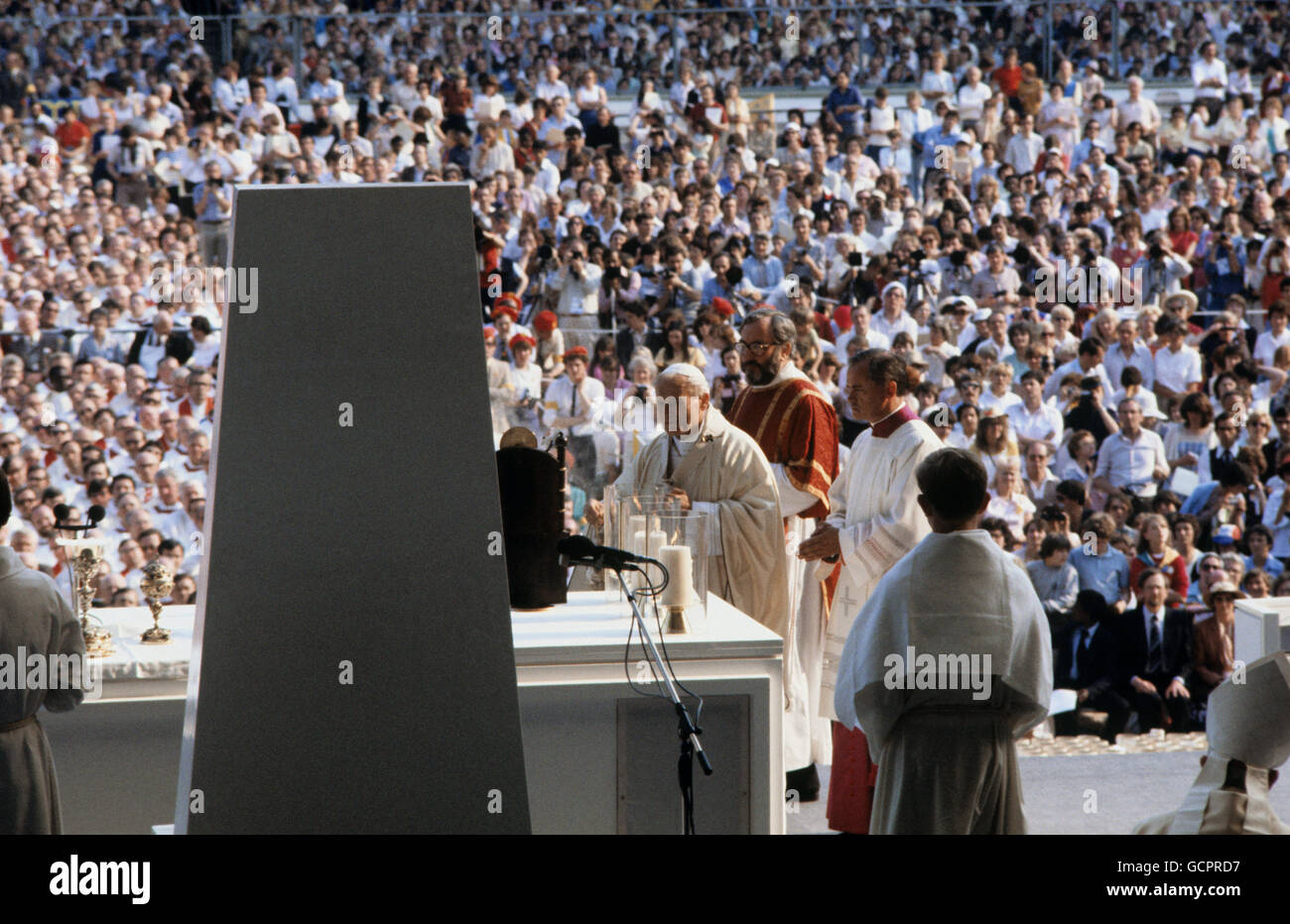 Le pape Jean-Paul II prie l'autel pendant la messe en plein air, rejointe par une congrégation de 70,000 au stade Wembley. Banque D'Images