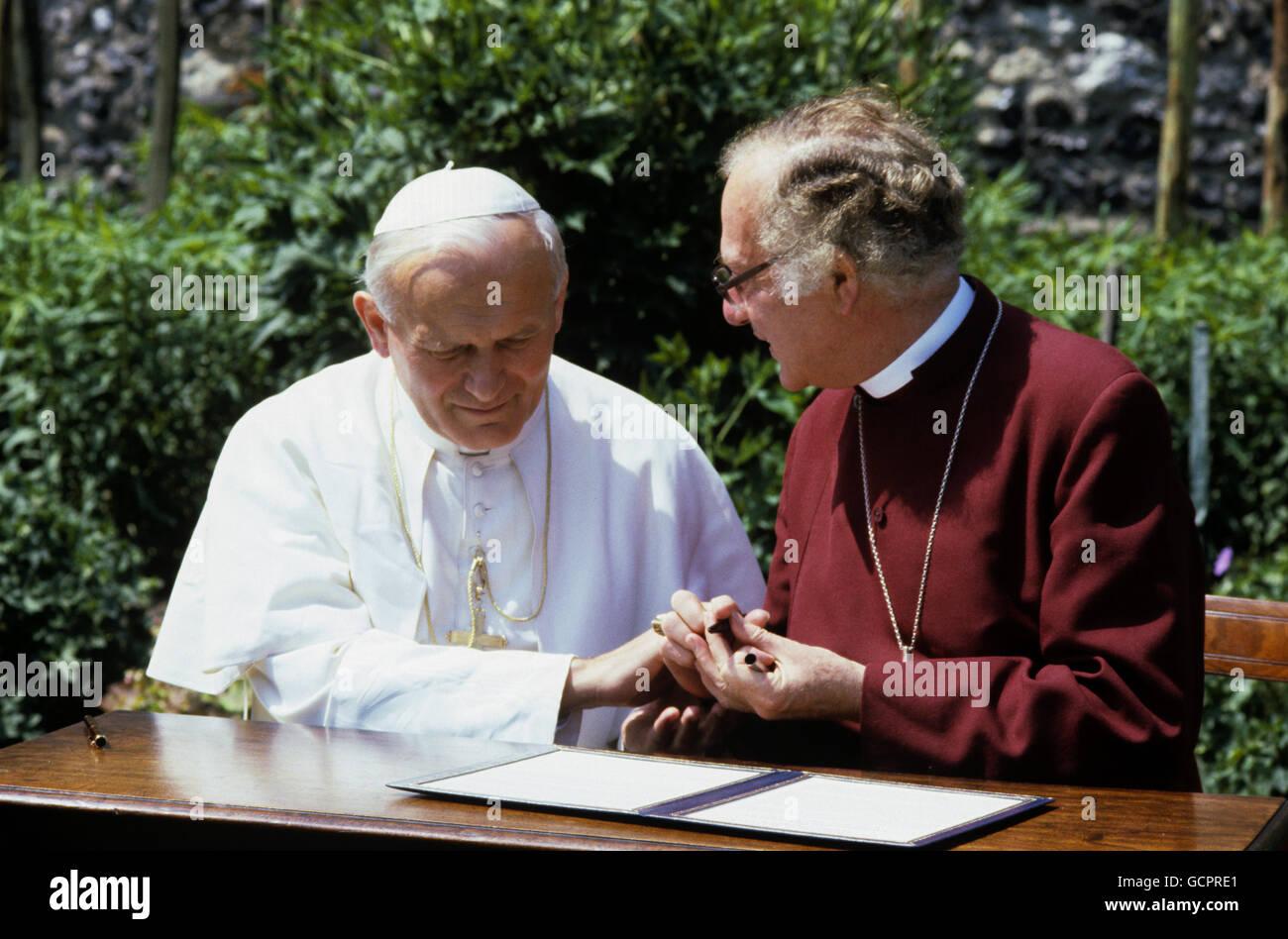 Le pape Jean-Paul II (à gauche) reconnaît l'archevêque de Canterbury, le Dr Robert Runcie (à droite), dans le cadre de la Deanery de la cathédrale, de signer une déclaration visant à créer une nouvelle Commission internationale anglicane-catholique pour examiner les différences doctrinales qui séparent les deux églises. Banque D'Images