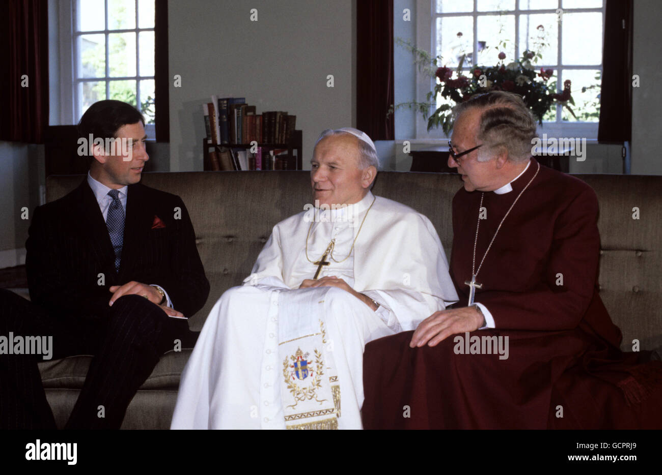 Avant de se rendre au service de la messe, le pape Jean-Paul II (au centre), le prince de Galles (à gauche) et l'archevêque de Canterbury, le Dr Robert Runcie, partagent un moment lors d'une réunion privée dans le confort de la Deanery de la cathédrale. Banque D'Images