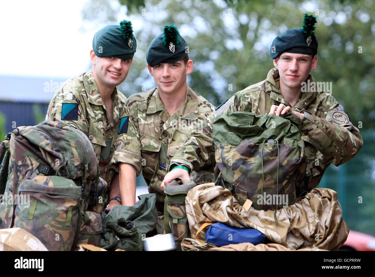 (Gauche - droite) les Rangers Luke Herbert, Peter Jones et Kris Hanlon du 1er Bataillon, Royal Irish Regiment se préparent à partir pour l'Afghanistan de leur caserne de Tern Hill, Shropshire. Les soldats sont amis depuis qu'ils étaient de jeunes garçons fréquentant les écoles primaires de Millington, les écoles secondaires de Claunagh et les écoles secondaires de Craigavon avant de rejoindre l'armée. Banque D'Images