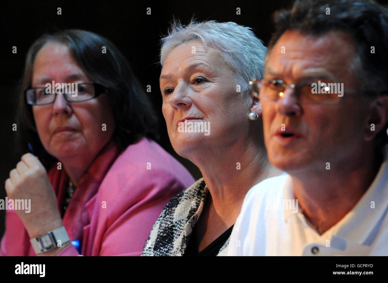 Margaret Kennedy, (à gauche) d'Irlande, Sue Cox et Peter Saunders, tous deux du Royaume-Uni, lors d'une conférence de presse à Londres pour les adultes survivants d'abus par les prêtres et le clergé catholiques, avant la prochaine visite au Royaume-Uni par le Pape Benoît XVI . Banque D'Images