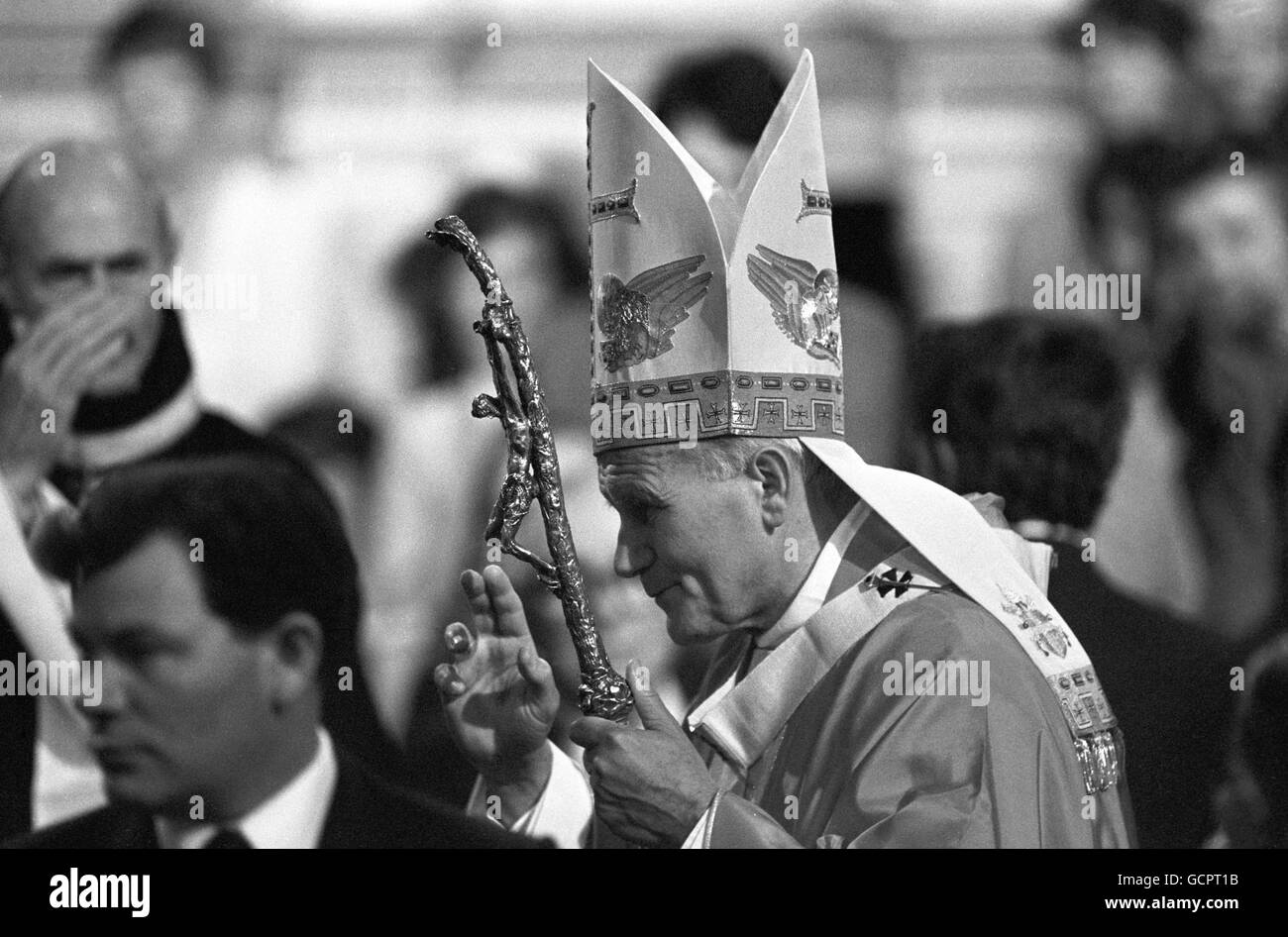 Portant sa croix papale, le pape Jean-Paul II bénit la congrégation à son arrivée à la cathédrale aujourd'hui pour célébrer la messe. Banque D'Images