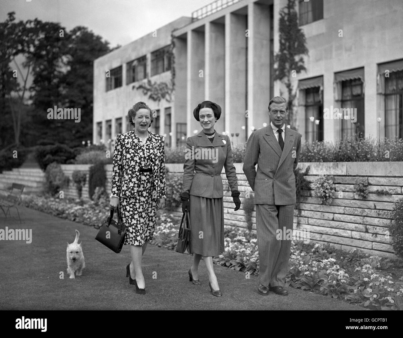 Le duc et la duchesse de Windsor marchent sur le terrain de 'Charters' avec son propriétaire, Mme Frank Parkinson, où ils séjourneront le mois prochain, avant d'hiverner dans le sud de la France. Banque D'Images