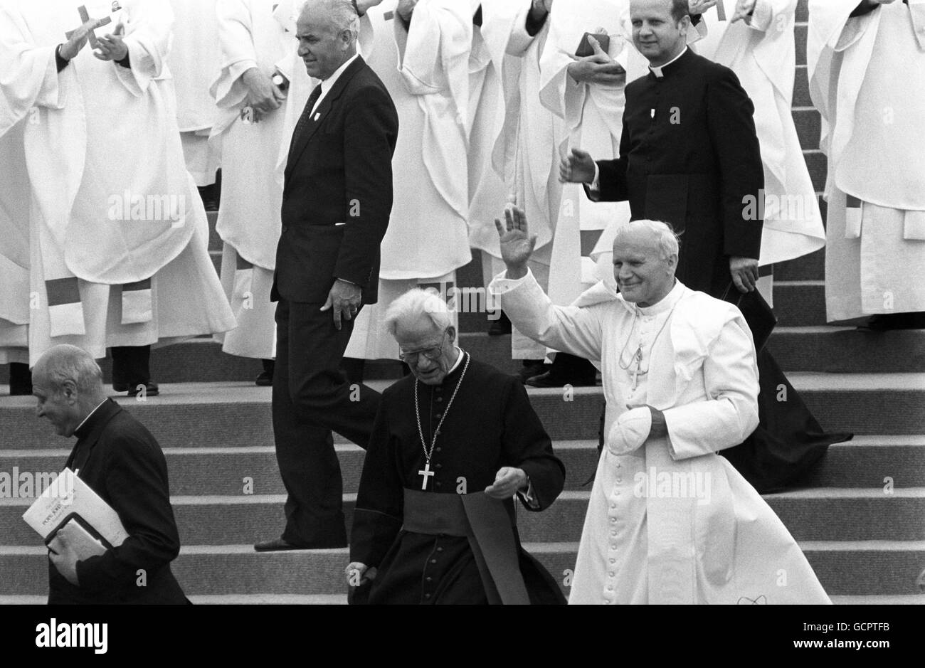 Après l'archevêque de Canterbury, le cardinal Robert Runcie descend les marches, le pape Jean-Paul II se dirige vers la foule du parc Heaton, après avoir conduit la messe en plein air. Banque D'Images