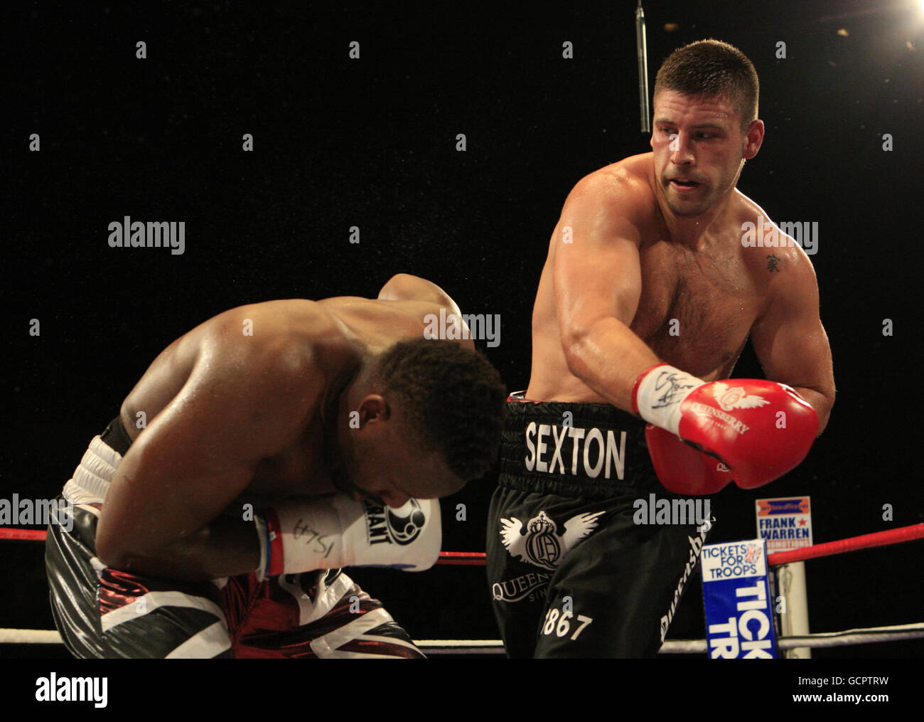Royaume-Uni (à droite) Sam Sexton en action contre Dereck Chisora de Grande-Bretagne pendant le championnat britannique et Commonwealth Heavyweight à la LG Arena, Birmingham. Banque D'Images