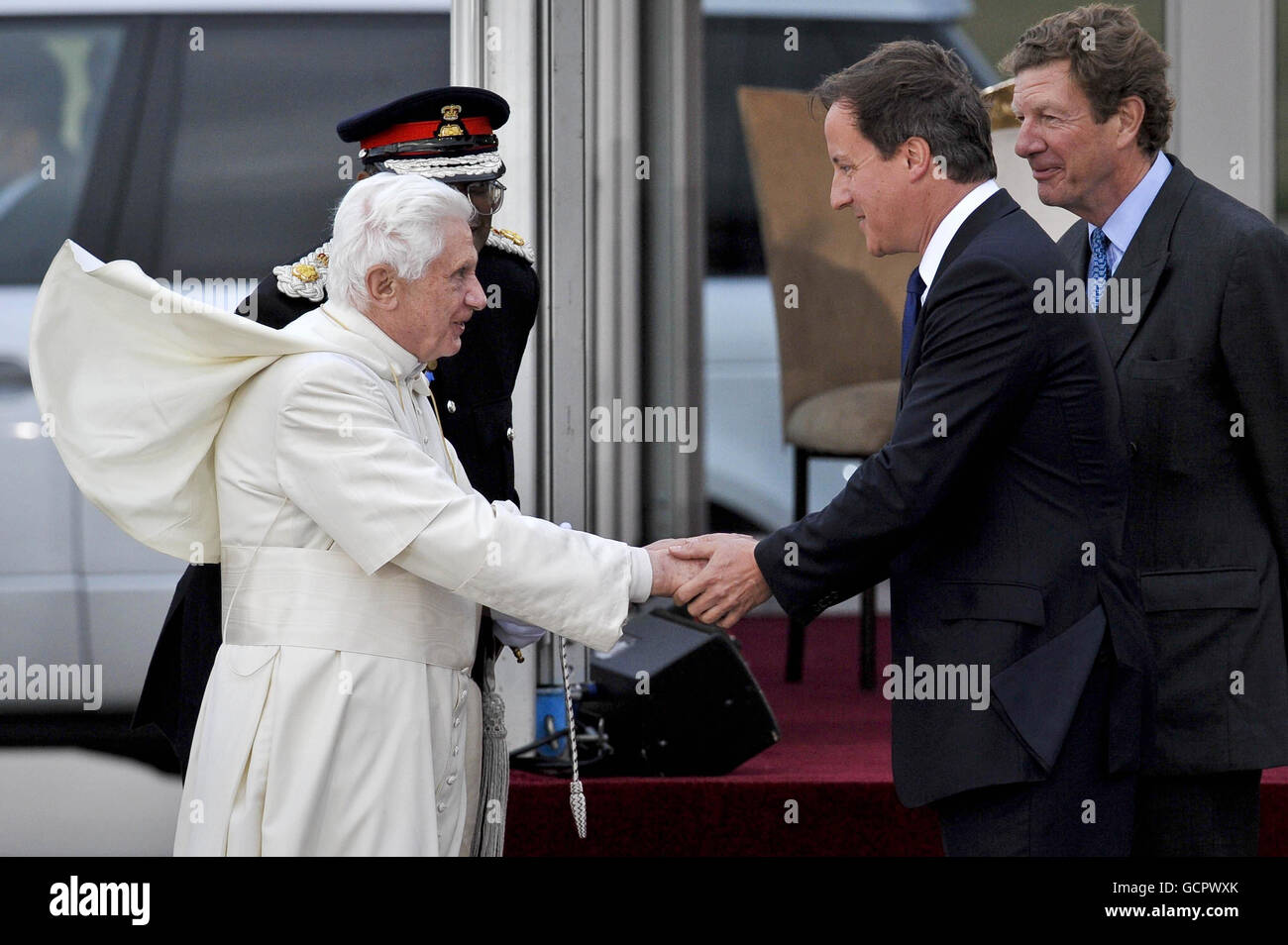 Le Premier ministre David Cameron salue le pape Benoît XVI lorsqu'il arrive à une cérémonie de départ à l'aéroport international de Birmingham le dernier jour de sa visite d'État au Royaume-Uni. Banque D'Images