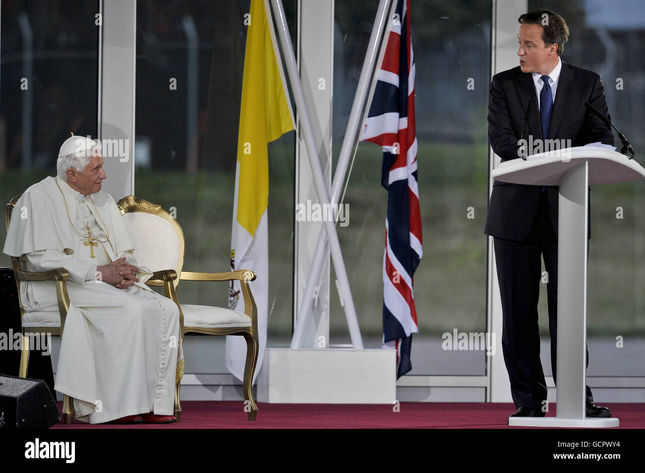 Le pape Benoît XVI écoute le Premier ministre David Cameron lors d'une cérémonie de départ à l'aéroport international de Birmingham le dernier jour de sa visite d'État au Royaume-Uni. Banque D'Images