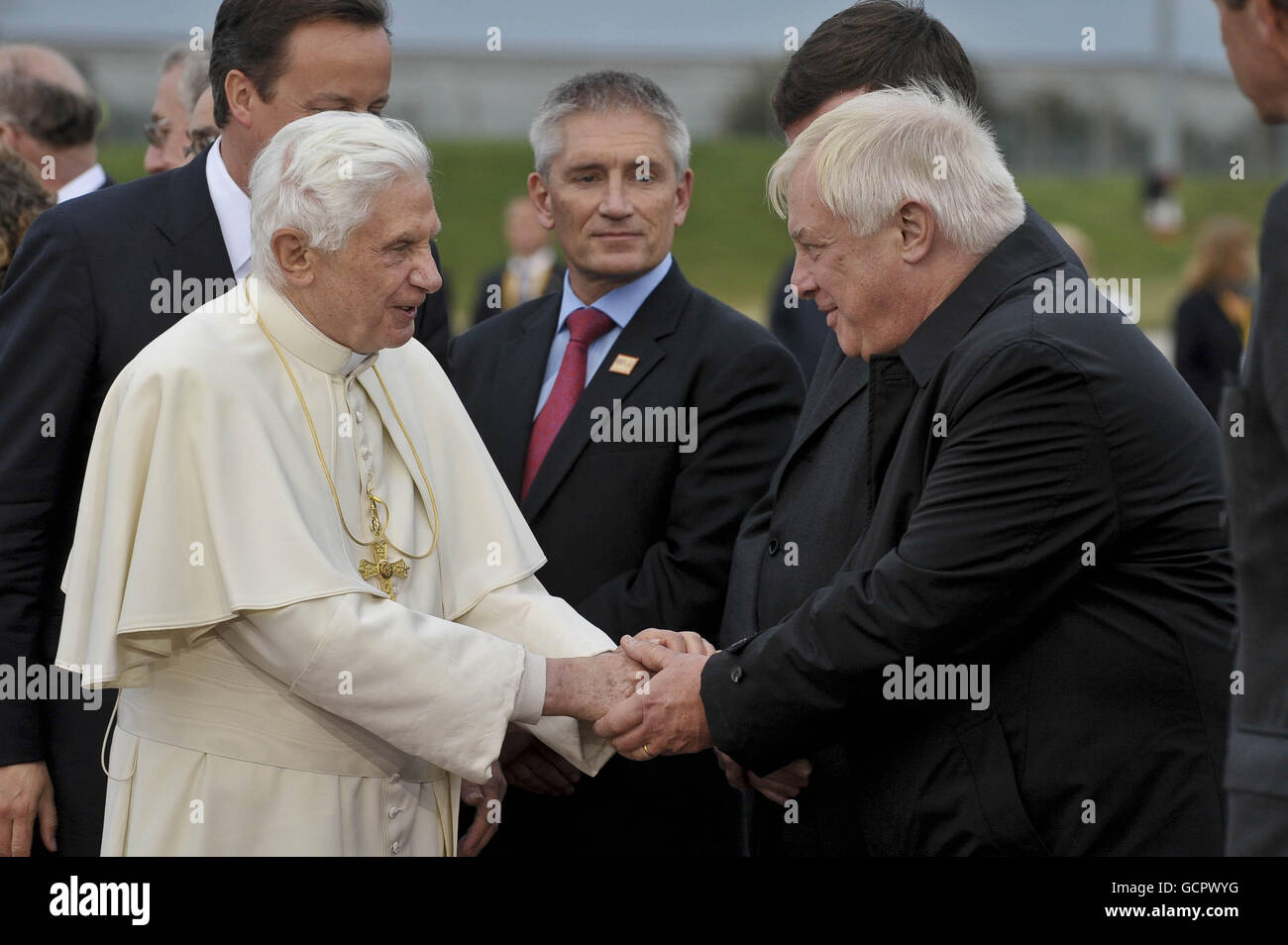 Le pape Benoît XVI accueille un invité VIP du Royaume-Uni lors d'une cérémonie de départ à l'aéroport international de Birmingham le dernier jour de sa visite d'État au Royaume-Uni. Banque D'Images