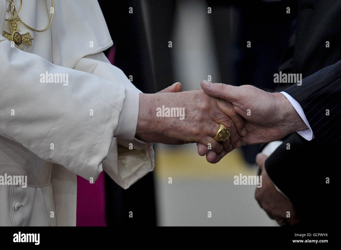 Les mains et l'anneau papal du Pape Benoît XVI et un invité VIP britannique photographiés lors d'une cérémonie de départ à l'aéroport international de Birmingham le dernier jour de sa visite d'État au Royaume-Uni. Banque D'Images