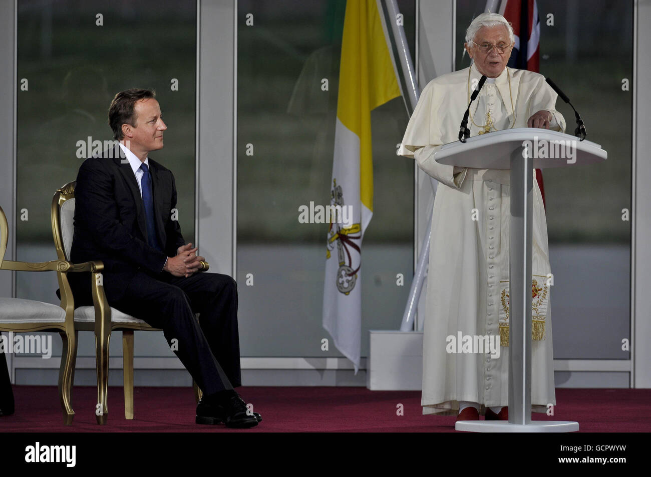 Le Premier ministre David Cameron écoute le pape Benoît XVI prononcer un discours lors d'une cérémonie de départ à l'aéroport international de Birmingham le dernier jour de sa visite d'État au Royaume-Uni. Banque D'Images