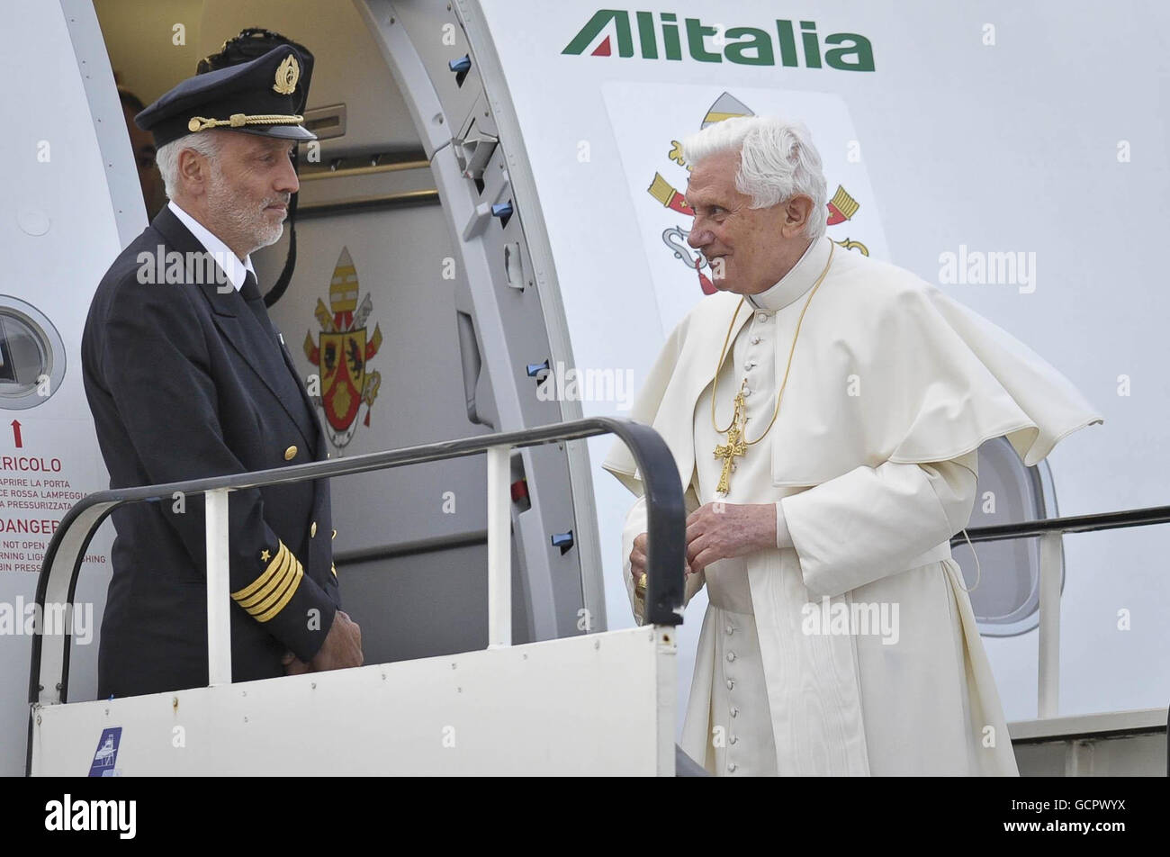 Le pape Benoît XVI regarde un membre de l'équipage sur les marches de son avion lors d'une cérémonie de départ à l'aéroport international de Birmingham le dernier jour de sa visite d'État au Royaume-Uni. Banque D'Images