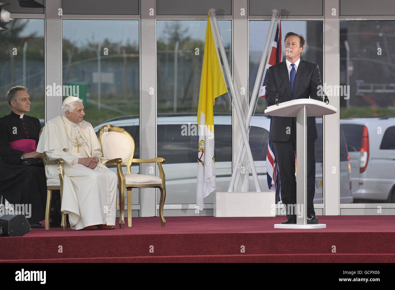 Le pape Benoît XVI écoute le Premier ministre David Cameron lors d'une cérémonie de départ à l'aéroport international de Birmingham le dernier jour de sa visite d'État au Royaume-Uni. Banque D'Images
