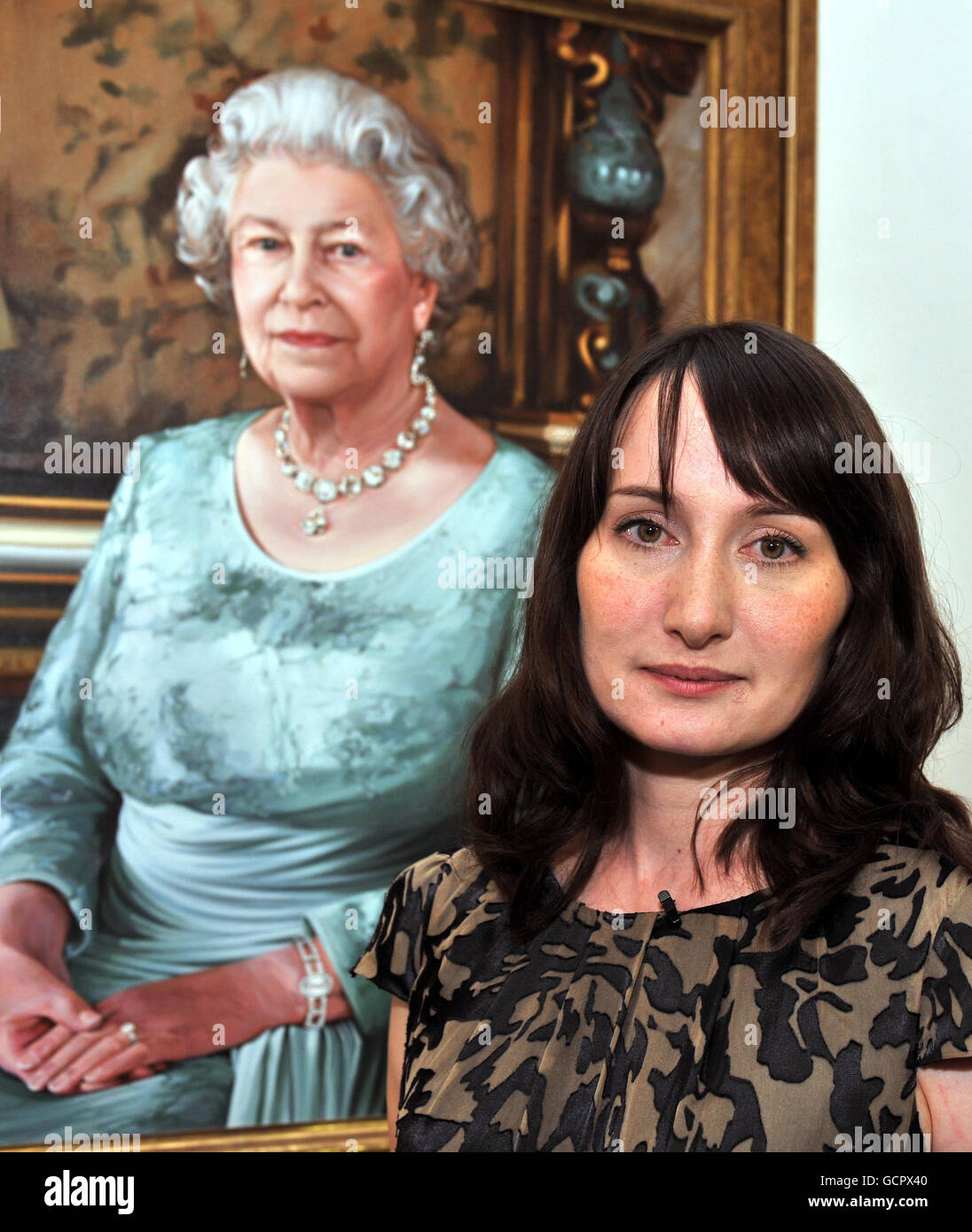 Le peintre primé Isobel Peachey, 31 ans, se trouve à côté de son portrait officiel de la reine Elizabeth II de Grande-Bretagne , dévoilé au National Portrait Gallery dans le centre de Londres. Banque D'Images