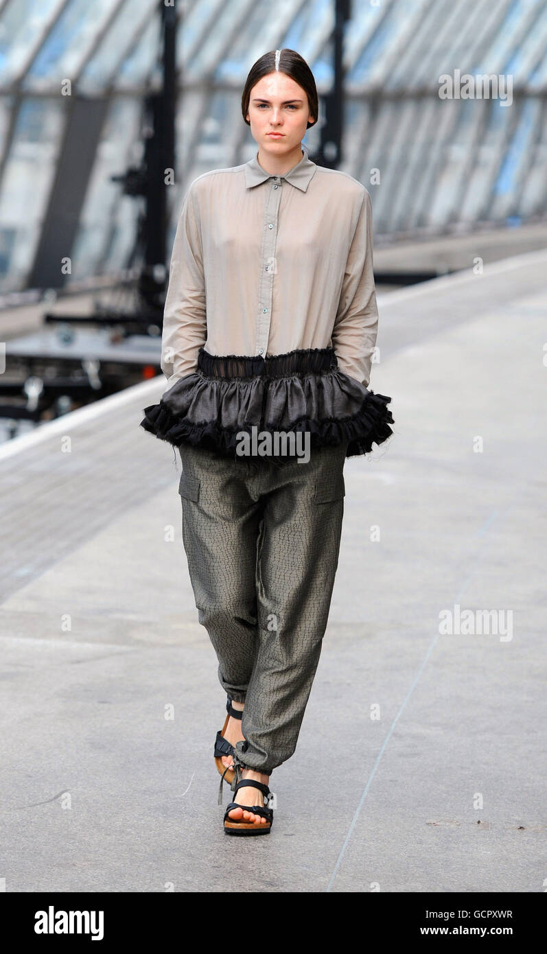 Un modèle sur la passerelle pendant la Fashion East par Topshop montré dans l'ancien terminal Eurostar, Waterloo, Londres, dans le cadre de la semaine de la mode de Londres. Banque D'Images