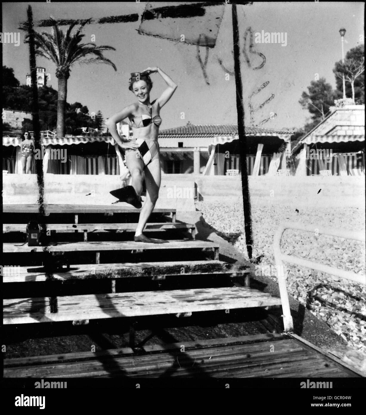 Après avoir fait deux films portant une queue de sirène, l'actrice Glynis Johns prend pour flipper pour un changement. Elle est photographiée sur le site de Monte Carlo pour la production de John Stafford, « le perdant prend tout ». Dans cette comédie romantique, Glynis est vedette avec l'écran italien 'heartthrob' Rossano Brazzi et l'acteur de télévision Tony Britton, qui fait ses débuts dans le film. La photo est réalisée par Ken Annakin. 19 octobre 1955 Banque D'Images