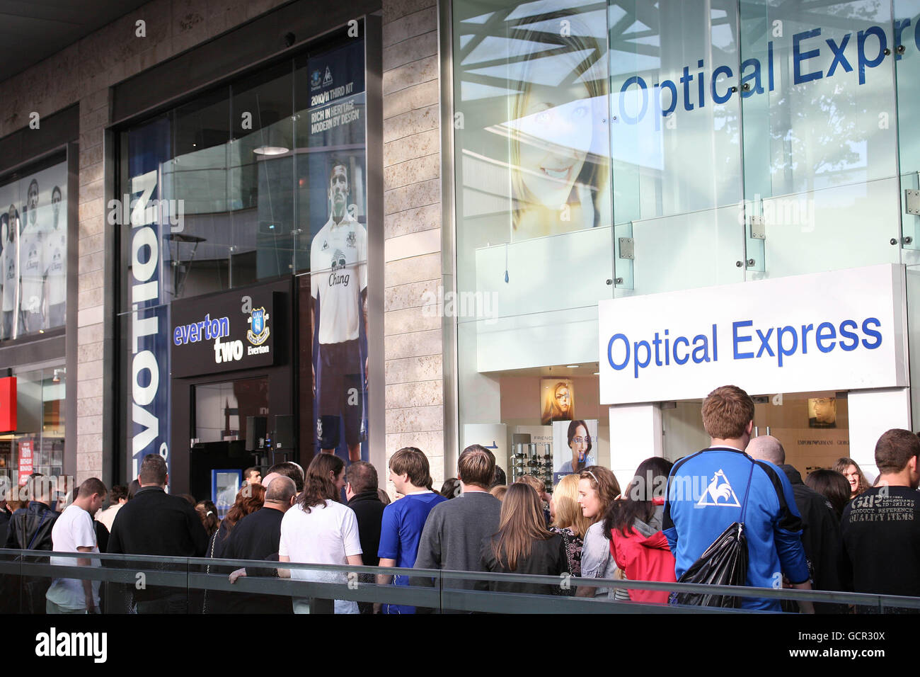 Football - Mikel Arteta visite Everton Club Shop - Liverpool 1 Shopping Centre.Les fans attendent à l'extérieur pendant la signature des fans à la boutique du club d'Everton dans le centre commercial Liverpool 1 Banque D'Images