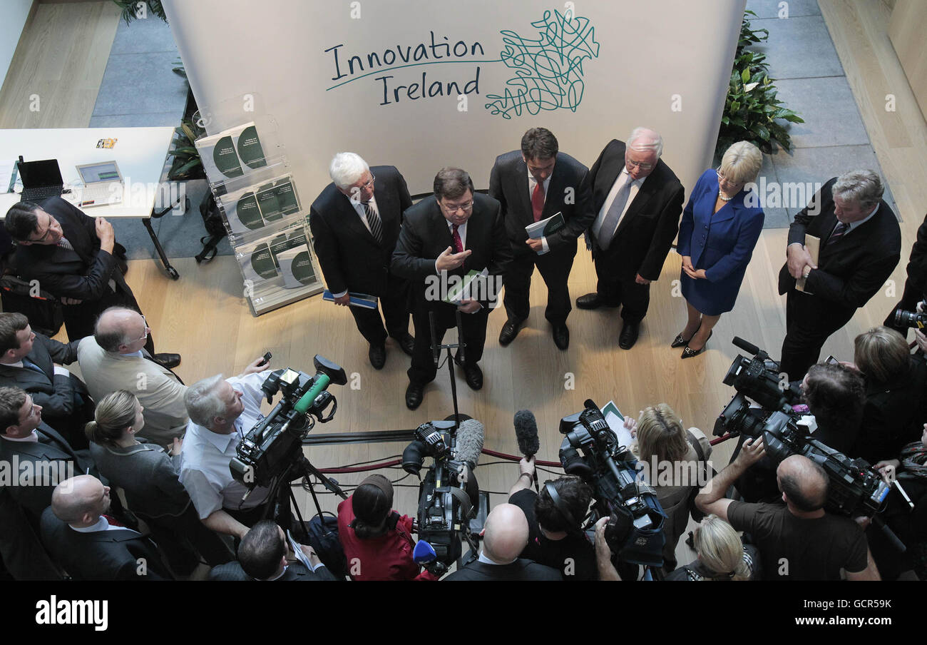Taoiseach Brian Cowen lance un nouveau plan intégré majeur pour le commerce, le tourisme et l'investissement, ainsi que des ministres qui ont travaillé sur la stratégie à Enterprise Ireland, East point Business Park Dublin aujourd'hui. Banque D'Images