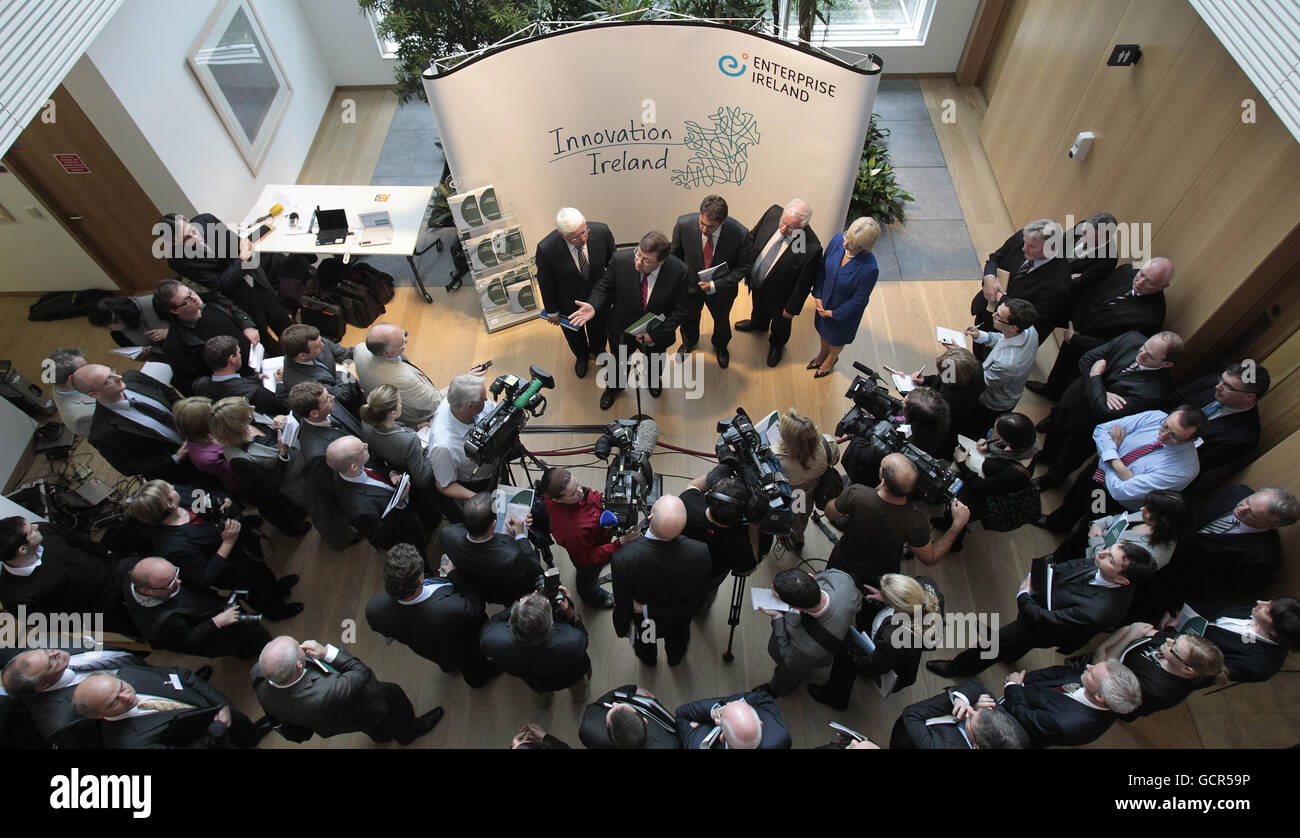 Taoiseach Brian Cowen lance un nouveau plan intégré majeur pour le commerce, le tourisme et l'investissement, ainsi que des ministres qui ont travaillé sur la stratégie à Enterprise Ireland, East point Business Park Dublin aujourd'hui. Banque D'Images