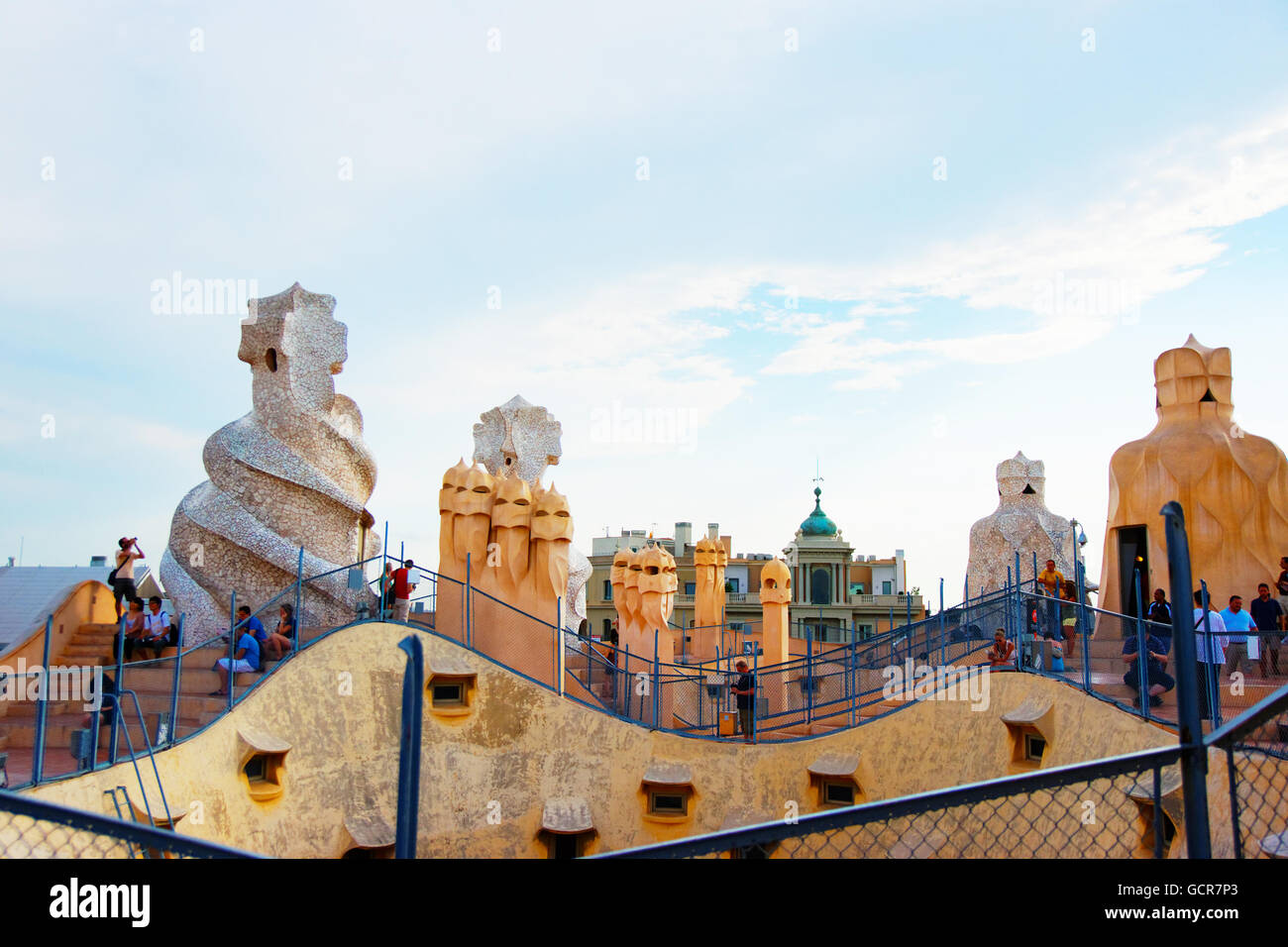 Barcelone, Espagne - 14 août 2011 : les touristes sur le toit avec cheminées au bâtiment de la Casa Mila à Barcelone en Espagne. Également appelée La Pedrera, ou d'un miracle, d'accueil ou la carrière. Conçu par Antoni Gaudi Banque D'Images