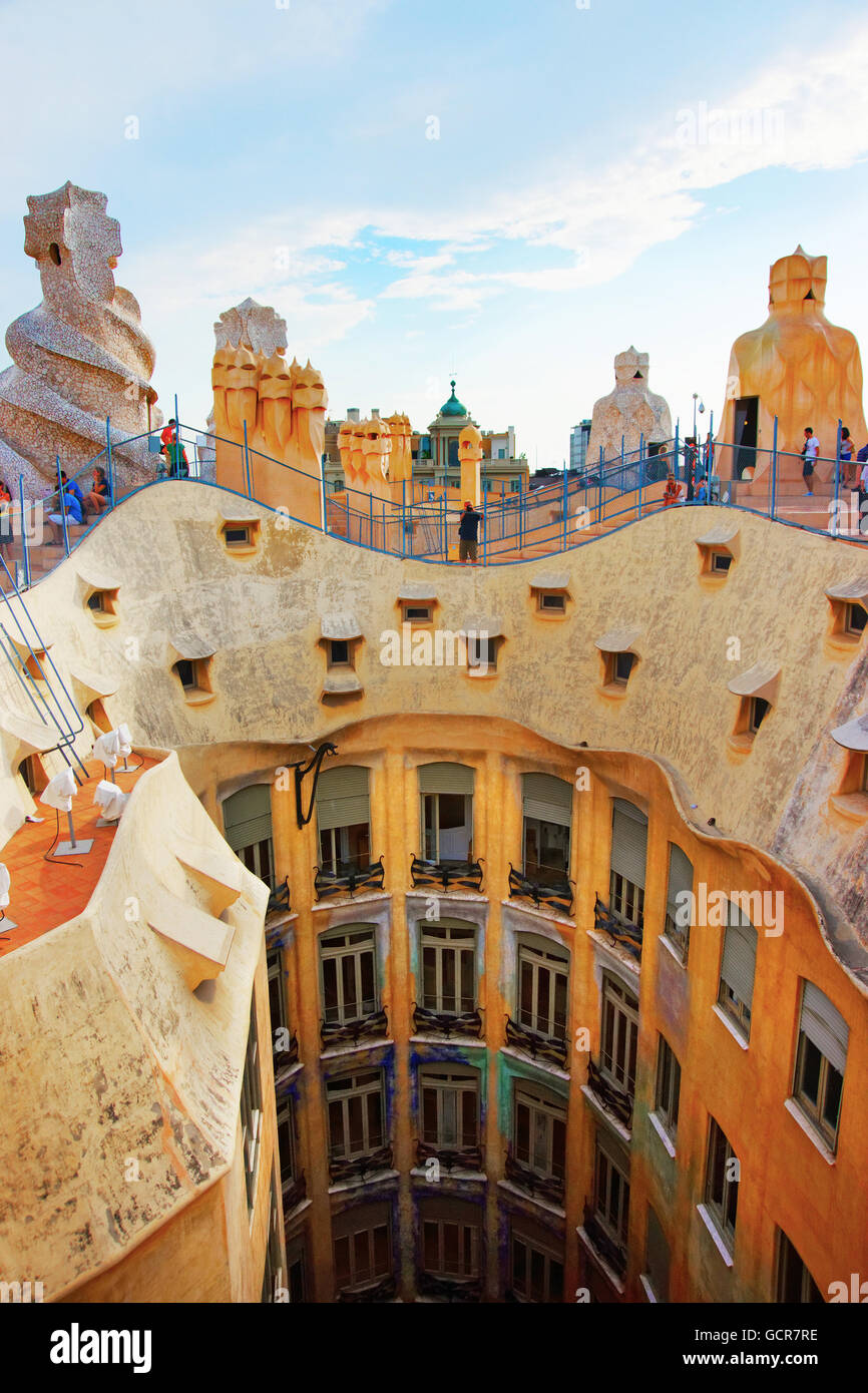 Barcelone, Espagne - 14 août 2011 : le toit avec cheminées et les touristes au bâtiment de la Casa Mila à Barcelone en Espagne. Également appelée La Pedrera, ou d'un miracle, d'accueil ou la carrière. Conçu par Antoni Gaudi Banque D'Images