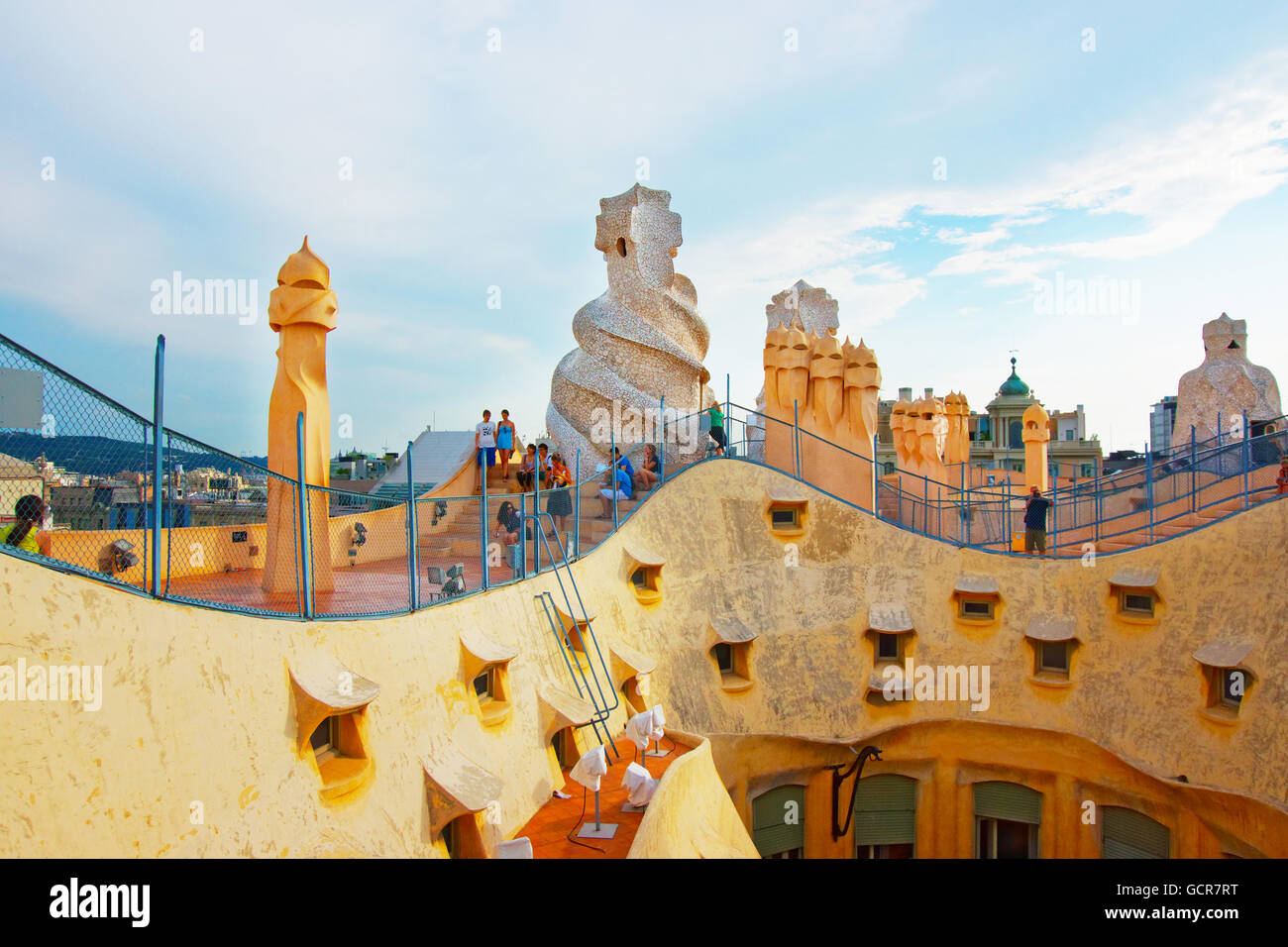 Barcelone, Espagne - 14 août 2011 : le toit avec cheminées et touristes dans la construction de la Casa Mila à Barcelone en Espagne. Également appelée La Pedrera, ou d'un miracle, d'accueil ou la carrière. Conçu par Antoni Gaudi Banque D'Images