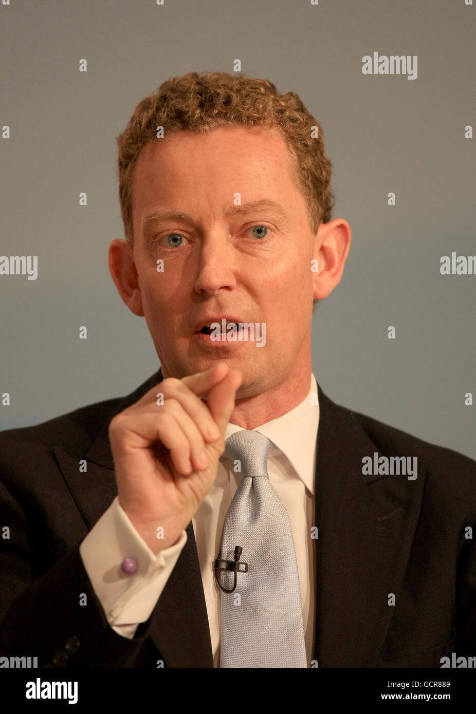 Le ministre d'État chargé des changements climatiques, Gregory Barker, répond aux questions lorsqu'il s'adresse à la Conférence annuelle du Parti conservateur au Centre international des congrès de Birmingham. Banque D'Images