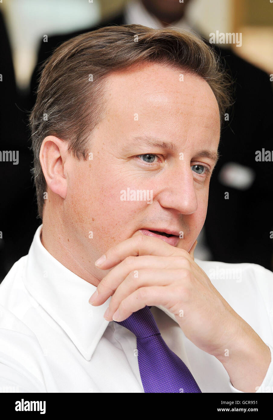 Le Premier ministre David Cameron s'entretient avec l'ancien soldat Dean Gibbs à la maison Tyrwhett à Surrey, qui est un centre de traitement pour les anciens militaires et les femmes souffrant de stress au combat. Banque D'Images