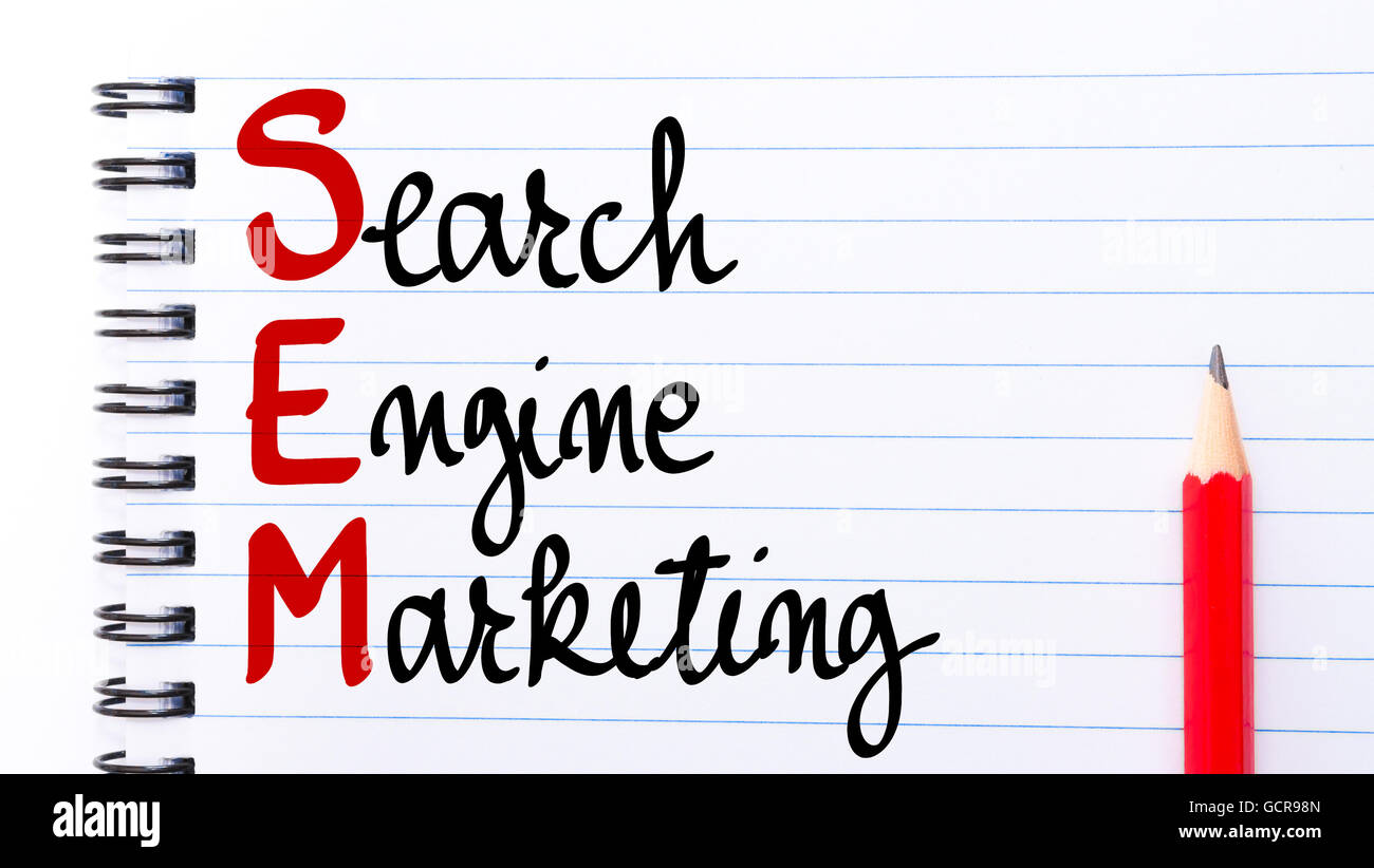SEM Search Engine Marketing écrit sur page du bloc-notes avec crayon rouge sur la droite Banque D'Images