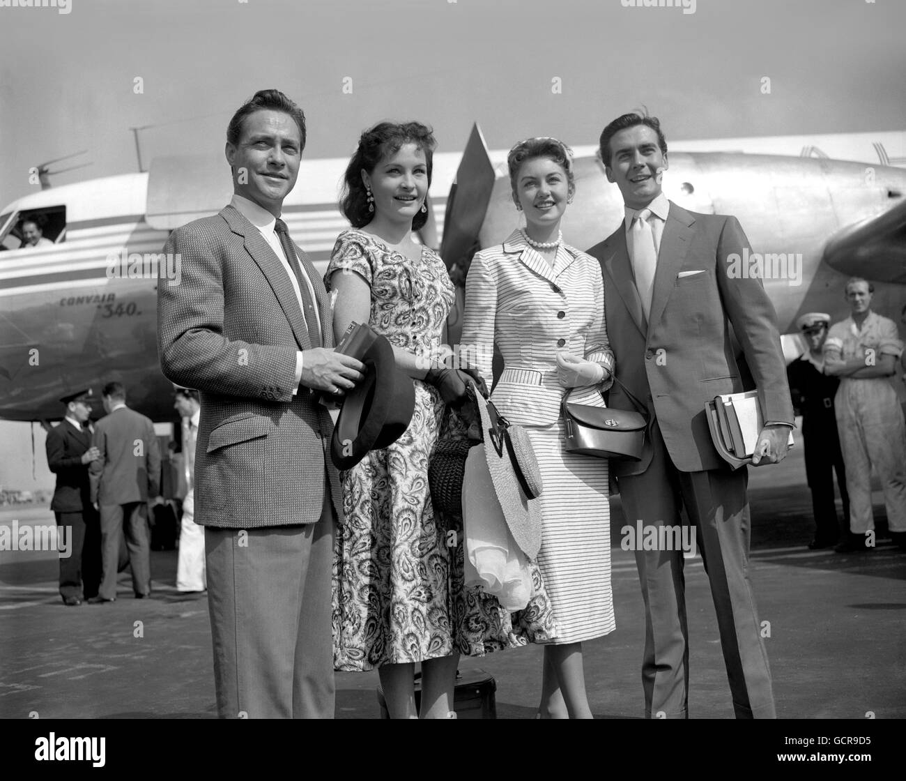 Quatre stars britanniques photographiés à l'aéroport de Londres alors qu'elles quittaient pour l'Italie dans le cadre de la délégation que l'Associated British Picture Corporation envoie au Festival du film de Venise.De gauche à droite : Richard Todd, Yvette Furneaux, Janette Scott, 16 ans, et l'acteur canadien Vernon Gray. Banque D'Images