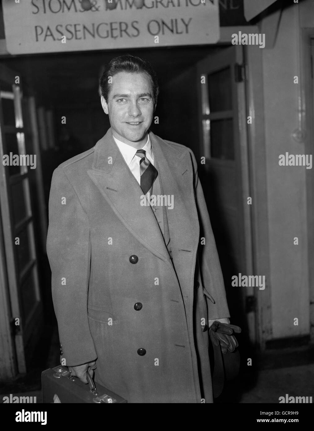 La star de cinéma Richard Todd quitte l'aéroport de Londres de l'Amérique où il doit faire le film 'le Sixième de juin', traitant des débarquements le jour J dans la réoccupation de l'Europe dans la dernière guerre. Banque D'Images