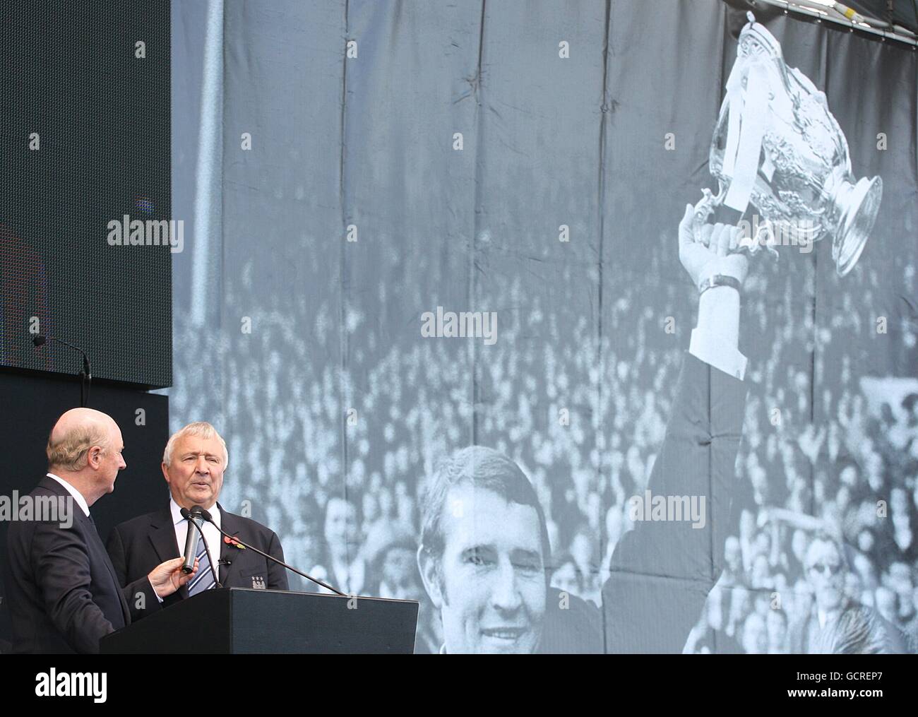 Football - Barclays Premier League - Manchester City / Arsenal - City of Manchester Stadium.L'ancien joueur de Manchester City Mike Summerbee devant le stade avant le lancement lors d'un hommage à l'ancien directeur Malcolm Allison Banque D'Images