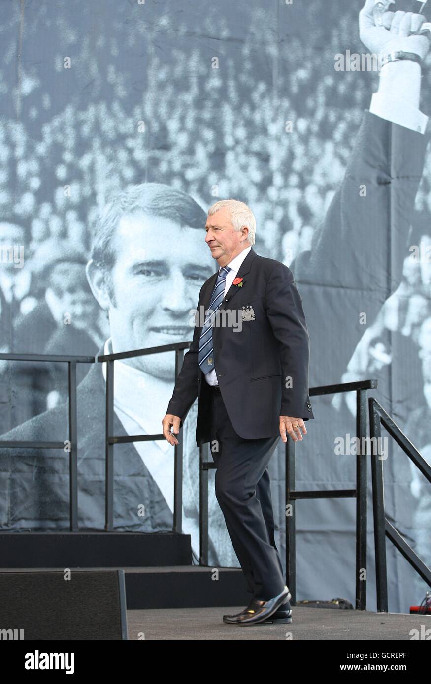 L'ancien joueur de Manchester City et ambassadeur du Club Mike Summerbee à l'extérieur le stade avant le début du match lors d'un hommage à Ancien directeur Malcolm Allison Banque D'Images