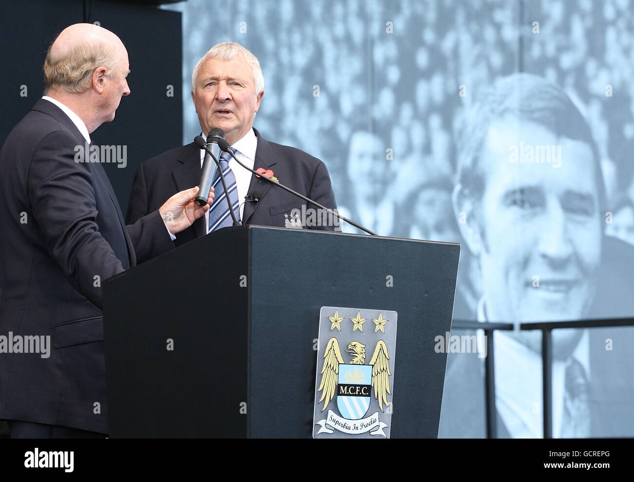 L'ancien joueur de Manchester City Mike Summerbee (à droite) à l'extérieur du stade avant de commencer à rendre hommage à l'ancien responsable Malcolm Allison Banque D'Images