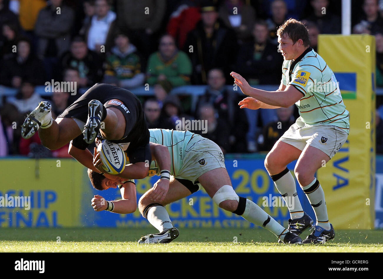 Rugby Union - Aviva Premiership - London Wasps / Northampton Saints - Adams Park.Wasps Zak Taulafo est attaqué par James Downey de Northampton lors du match de Premiership d'Aviva à Adams Park, High Wycombe. Banque D'Images