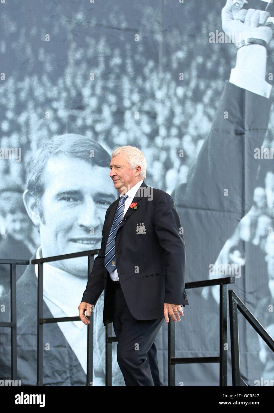 L'ancien joueur de Manchester City et ambassadeur du Club Mike Summerbee à l'extérieur le stade avant le début du match lors d'un hommage à Ancien directeur Malcolm Allison Banque D'Images