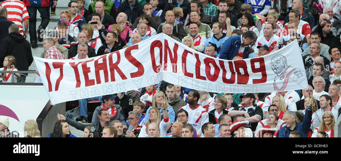 Les fans de St Helen saluent St Helens Keiron Cunningham lors de la finale de la Super League engage à Old Trafford, Manchester. Banque D'Images