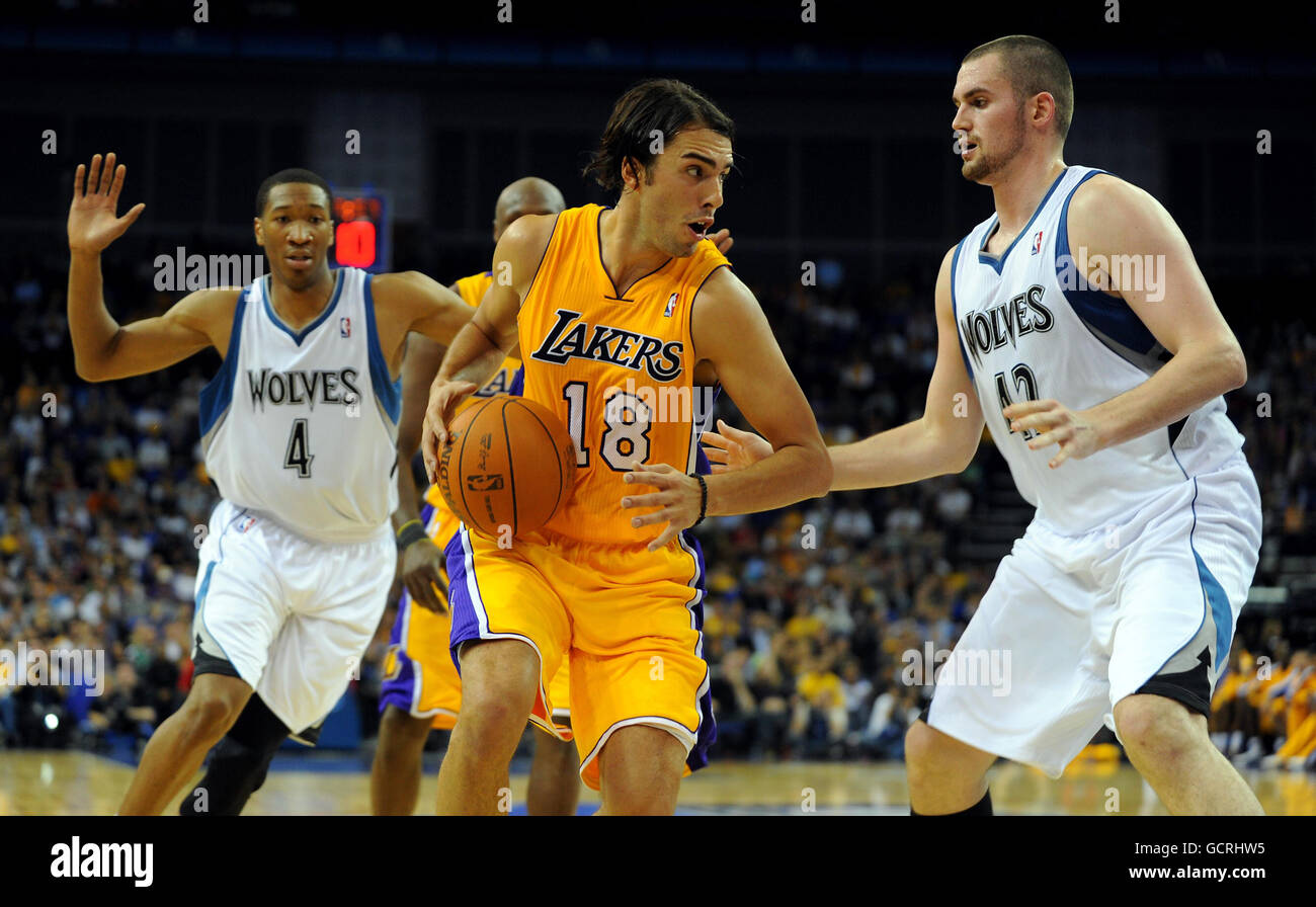 Sasha Vujacic (au centre) de LA Lakers prend Kevin Love (à droite) de Minnesota Timberwolves lors du match NBA Europe Live à l'O2 Arena de Londres. Banque D'Images