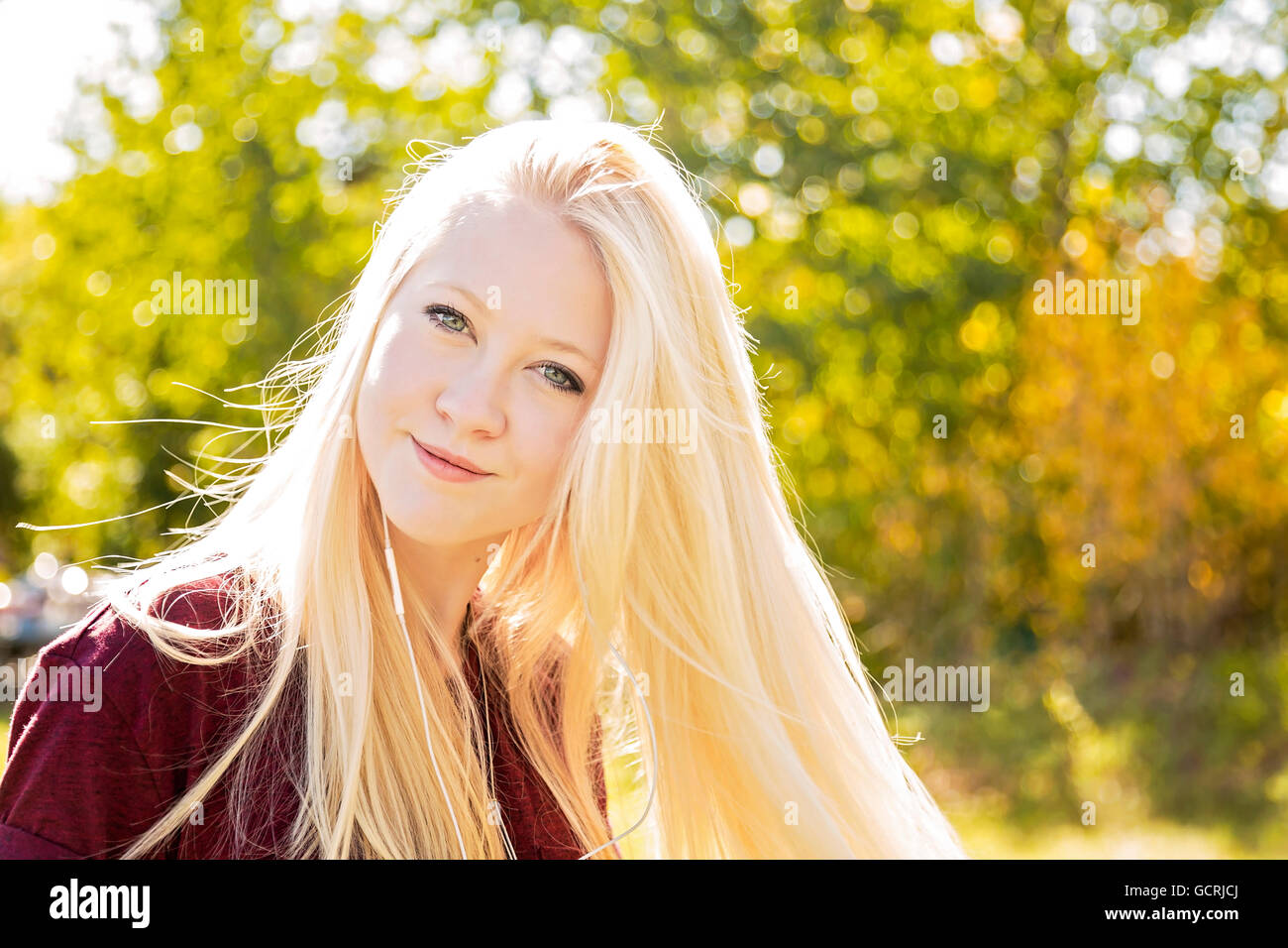 Portrait en extérieur d'une belle jeune femme avec de longs cheveux blonds  dans un parc de la ville à l'automne ; Edmonton, Alberta, Canada Photo  Stock - Alamy