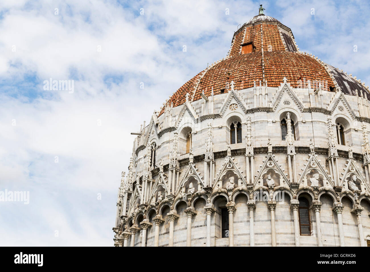 Près d'un point de vue de l'architecture recadrée de la coupole à la Piazza dei Miracoli, le baptistère et le dôme, Pise, Toscane, Italie Banque D'Images