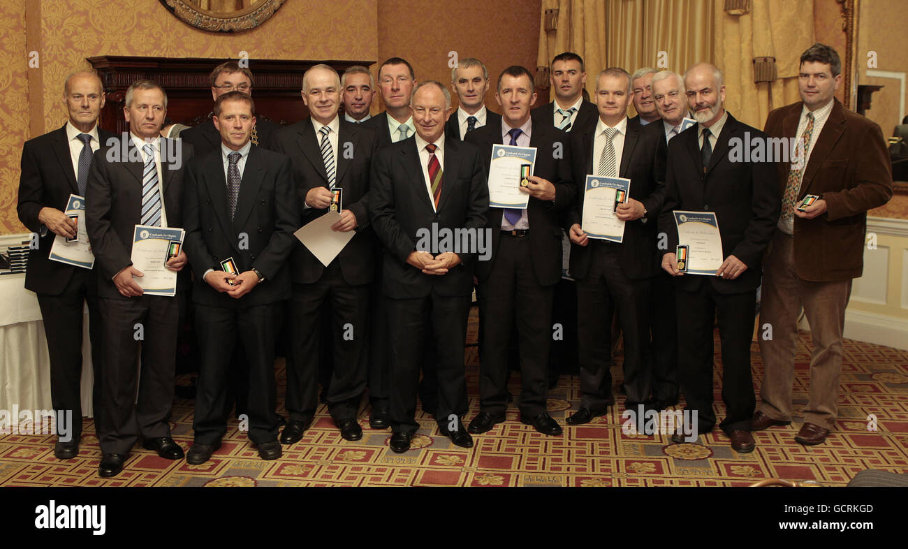 Le ministre de la Justice Dermot Ahern remet des médailles de longue date aux plongeurs en haute mer lors d'une cérémonie de remise de prix spéciale à l'hôtel Shelbourne de Dublin. Banque D'Images