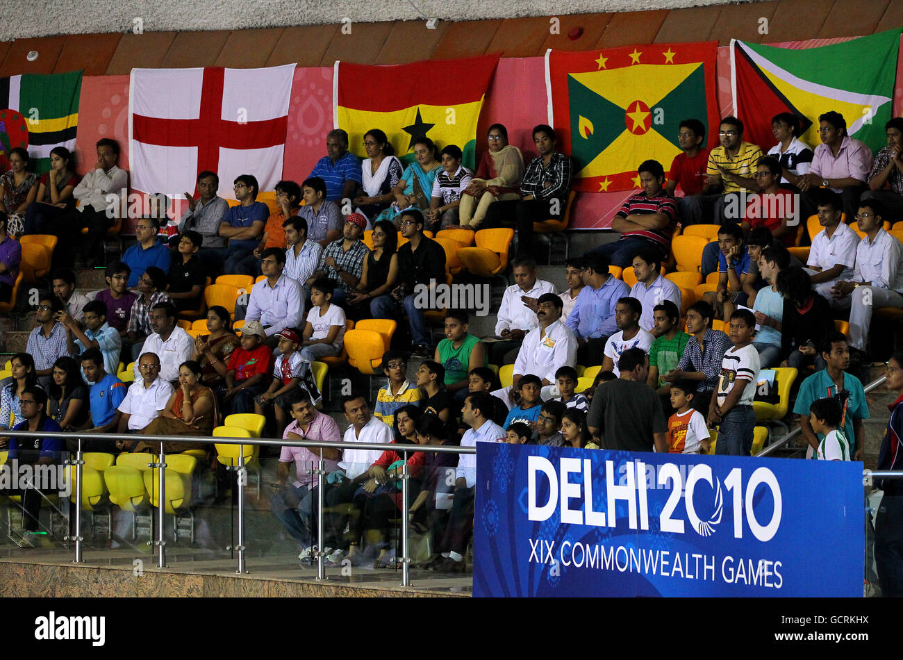 Les foules s'assoient pour observer l'action en cours pendant la séance de la soirée à la compétition de boxe le quatrième jour des Jeux du Commonwealth de 2010 au stade Talkatora de Delhi, en Inde Banque D'Images