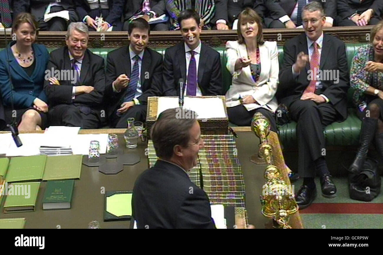 Le banc du Front travailliste réagit alors que le premier ministre David Cameron s'exprime lors des questions du premier ministre à la Chambre des communes, à Londres. Banque D'Images
