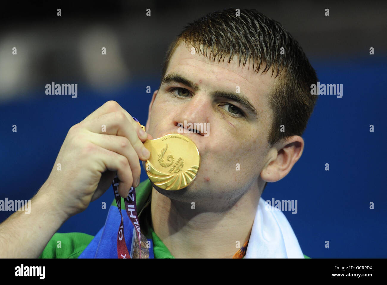 Patrick Gallagher, d'Irlande du Nord, célèbre la victoire de la médaille d'or à la finale de poids de soudeur lors du dixième jour des Jeux du Commonwealth 2010 au stade intérieur de Talkatora à New Delhi, en Inde. Banque D'Images