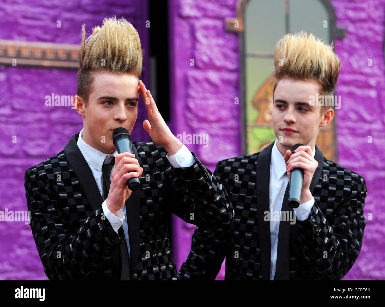 John et Edward Grimes, connu sous le nom de Jedward, se produire avec le Scooby Doo! Personnage pour lancer le nouveau film d'animation 'Scooby-Doo! Camp Scare » et le jeu vidéo 'Scooby-Doo! Et le Spooky Swamp'at Battersea Dogs and Cats Home à Londres. Banque D'Images