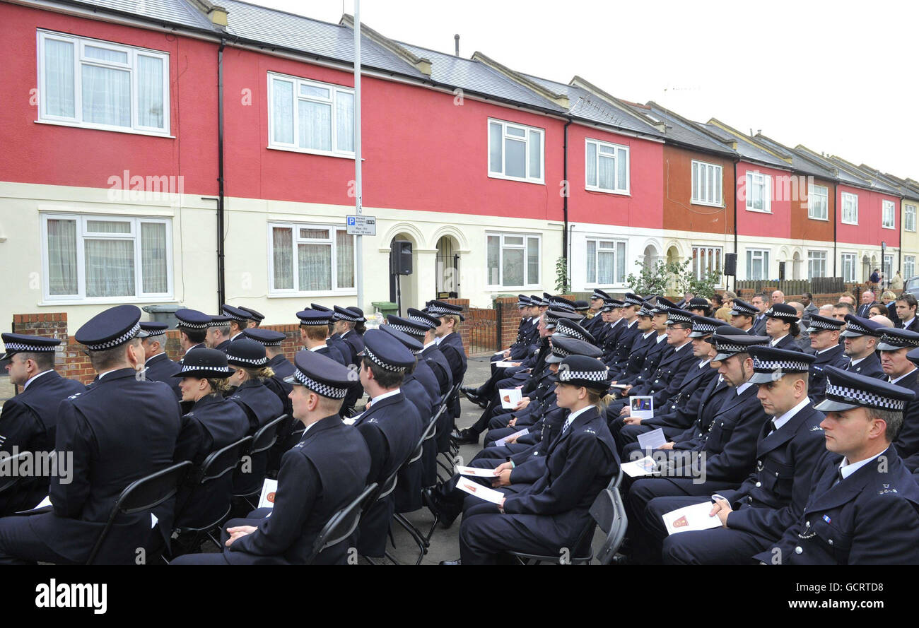 Des policiers au cours d'une cérémonie commémorative pour l'officier de police Gary Toms, à Leyton, dans l'est de Londres. Banque D'Images