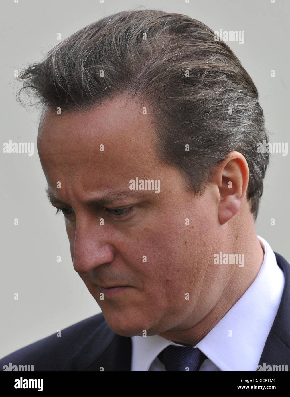 Le Premier ministre David Cameron, lors d'une cérémonie commémorative pour l'officier de police Gary Toms, à Leyton, dans l'est de Londres. Banque D'Images