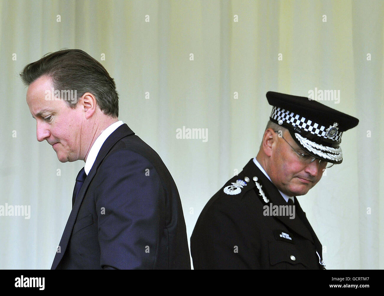 Le Premier ministre David Cameron (à gauche) et le commissaire de police de la région métropolitaine Paul Stephenson lors d'une cérémonie commémorative à l'intention de l'agent de police Gary Toms, à Leyton, dans l'est de Londres. Banque D'Images